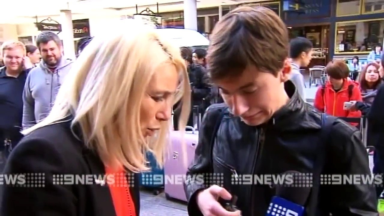 First iPhone 6 sold dropped during an interview in Perth - Первый покупатель iPhone 6 Plus