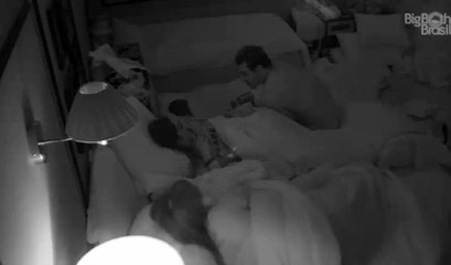 Tamires, Cezar e Amanda na cama (apos festa laje) 05/02