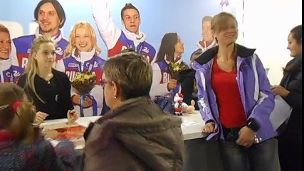 Девушки  ЧР 2015 раздают автографы