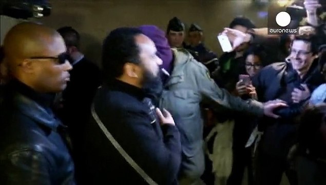 França: Dieudonné condenado a multa por incitamento ao terrorismo