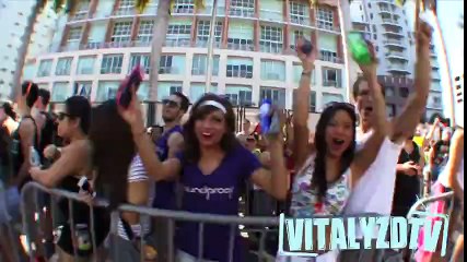 Kadınların Kalçasından Nutella Yalayan Adam