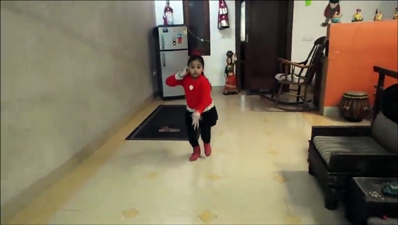Cute Little Girl Dancing on Chittiyan Kalayian Roy Movie Song