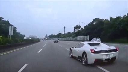 Une Ferrari Spider provoque un accident en poussant une GTR dans le mur!