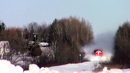 Download Video: Plus violent qu'une avalanche : un train perce-neige qui avance dans la poudreuse!