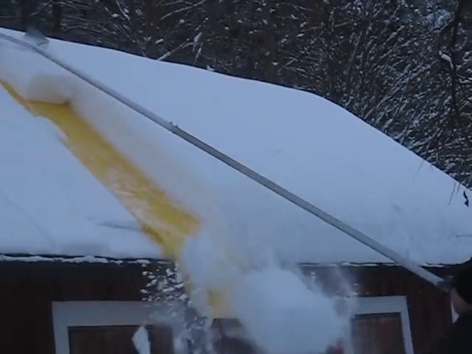 Déneiger son toit super rapidement avec cette machine!
