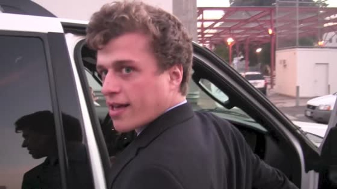 Conrad Hilton beschimpft einen Fotografen beim verlassen eines Gerichts