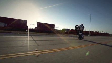 Caballitos en una Harley Davidson bagger