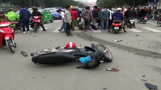 Húc văng 4 xe máy, tài xế ôtô vù ga bỏ chạy