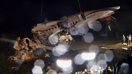 L'épave de l'avion de TransAsia extraite de la rivière