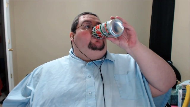 Reportage - Xbox 360, Xbox 720 (Un Joueur Mécontent Massacre sa Xbox 360 à la Hache)