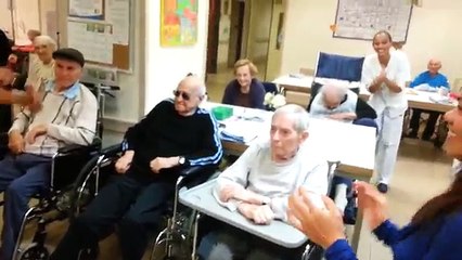 שירה בציבור עם קובי הדר למסיבות לאירועים לבתי אבות לדיור מוגן