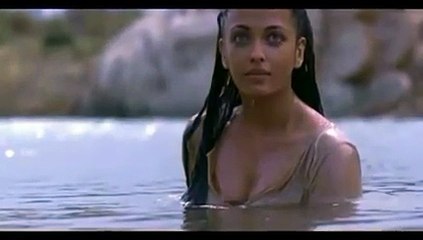 Aishwarya Rai Hot Cleavage! Exposing In Wet! Dress