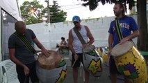 Tambores prontos para desfile de carnaval no Uruguai