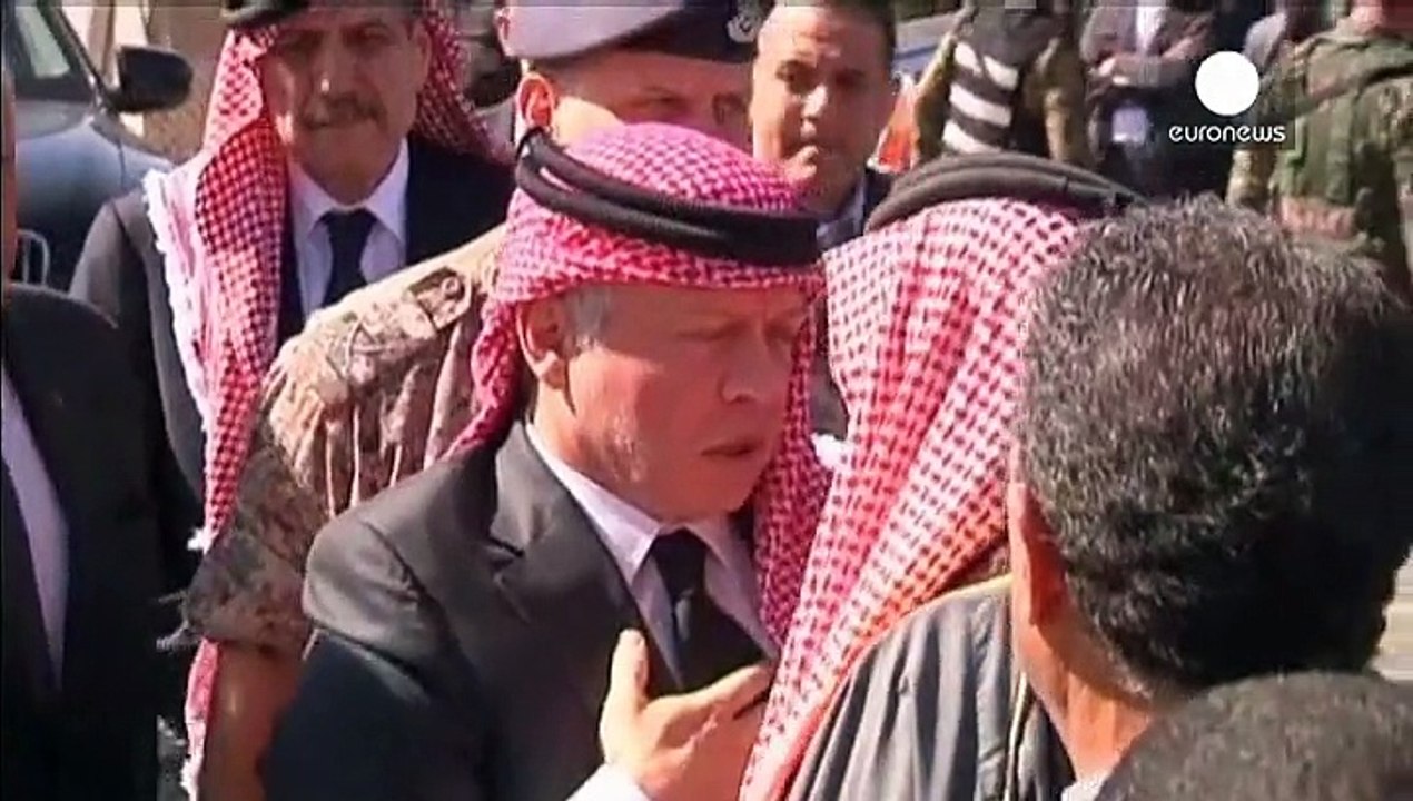 العاهل الأردني يقدم واجب العزاء بالكساسبة