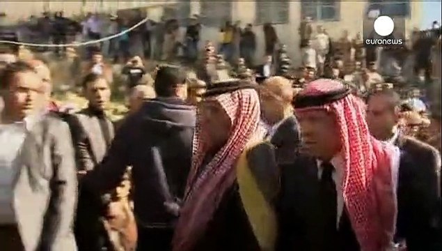 A dzsihadisták által kivégzett jordániai pilóta szülővárosába látogatott II. Abdullah király