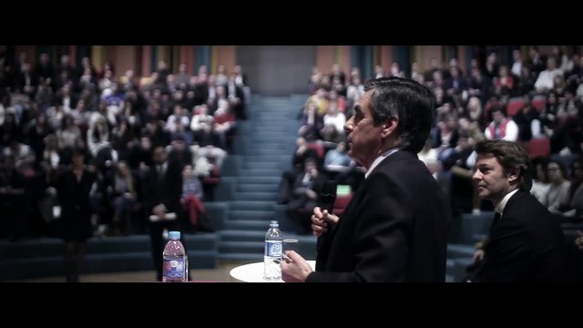 François Fillon avec les étudiants de l'ESC Troyes