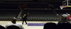Youtube: ¿Kobe Bryant y su esposa en la cancha de los Lakers a las 4 am? (VIDEO)