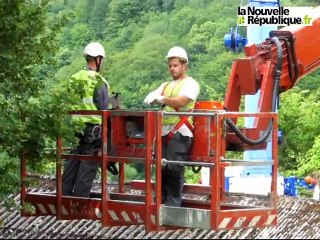 Dépose d'une ligne 20.000 volts au-dessus du barrage d'Eguzon