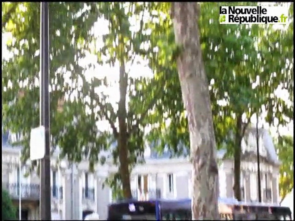 Chantier du tramway de Tours : les opposants à l'abattage des arbres interrompent les travaux avenue de Grammont