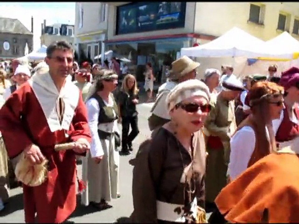Bernadette Lafont participe à la fête médiévale d'Argenton les Vallées