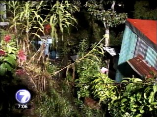 Cuerpos de socorro evacúan varias casas frente a la FANAL tras derrumbe