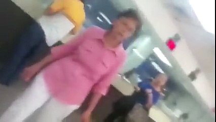 Madre insulta a empleados de Banco