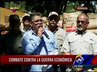 Elías Jaua expropia camión de alimentos y reparte su contenido a "precio justo"