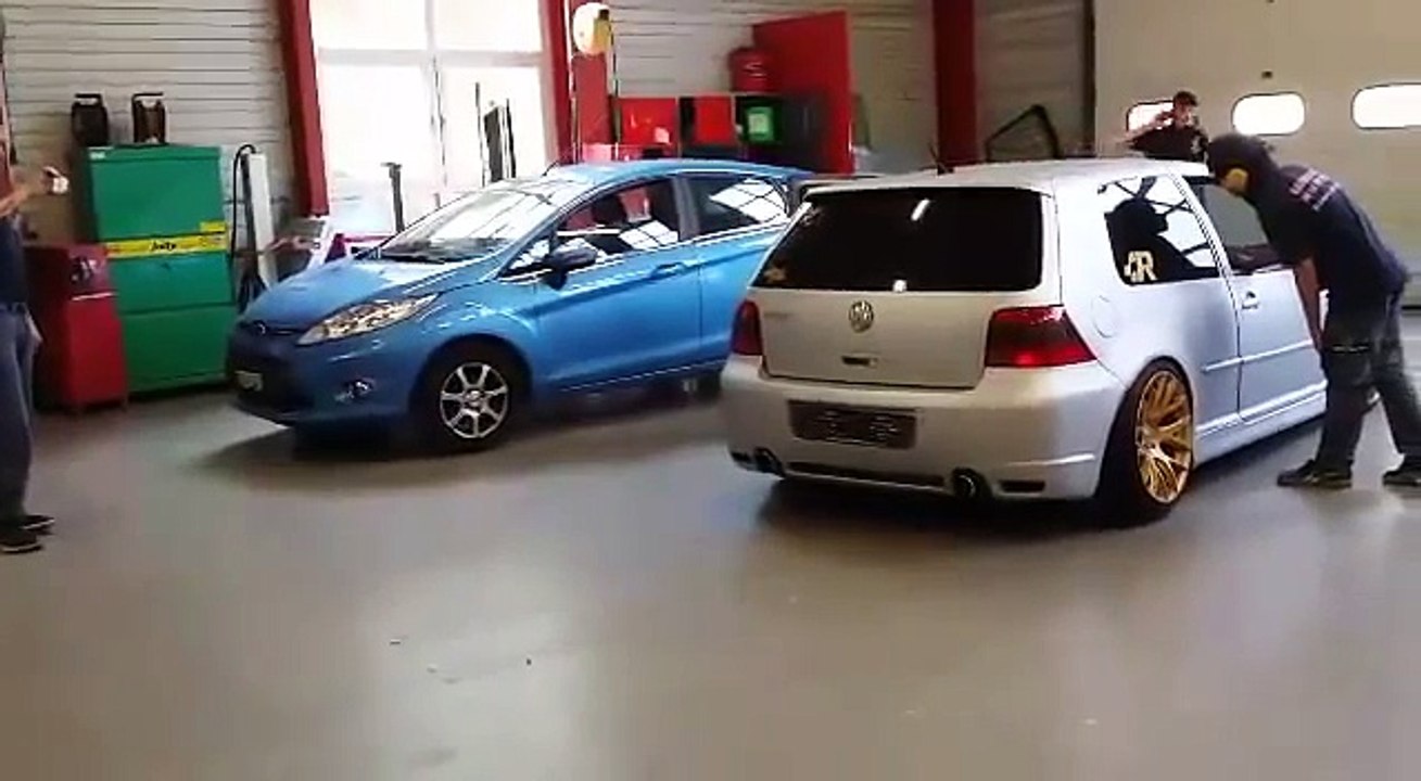 GOLF 4 R32 MONSTER  SOUND IN GARAGE