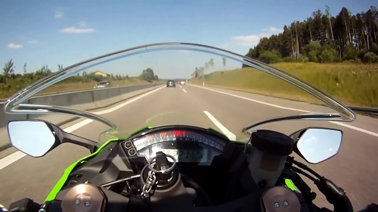 Golf 6 GTI vs KAWASAKI  ZX 10R --- --- 300KM-H GoPro 3 Black Edition