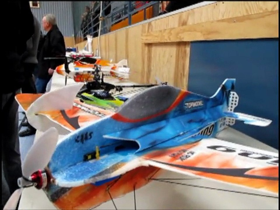 Démonstration d'aéromodélisme en salle