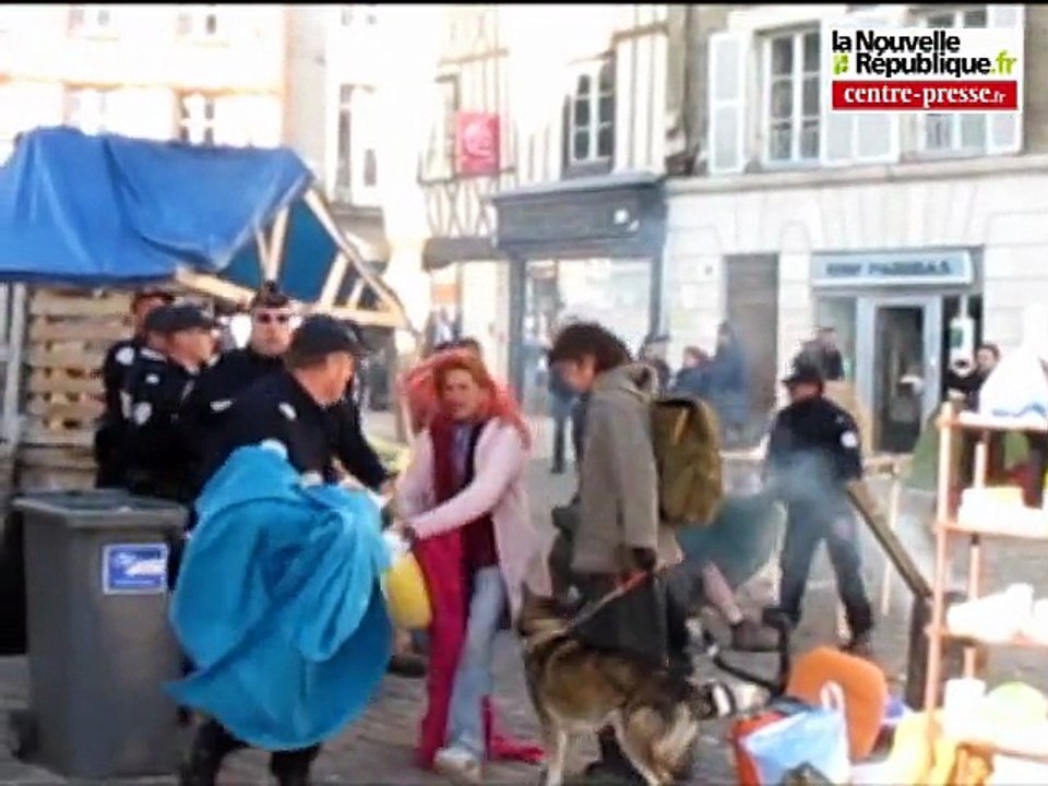 Poitiers : la police démonte le campement des sans-abris devant Notre-Dame-la-Grande