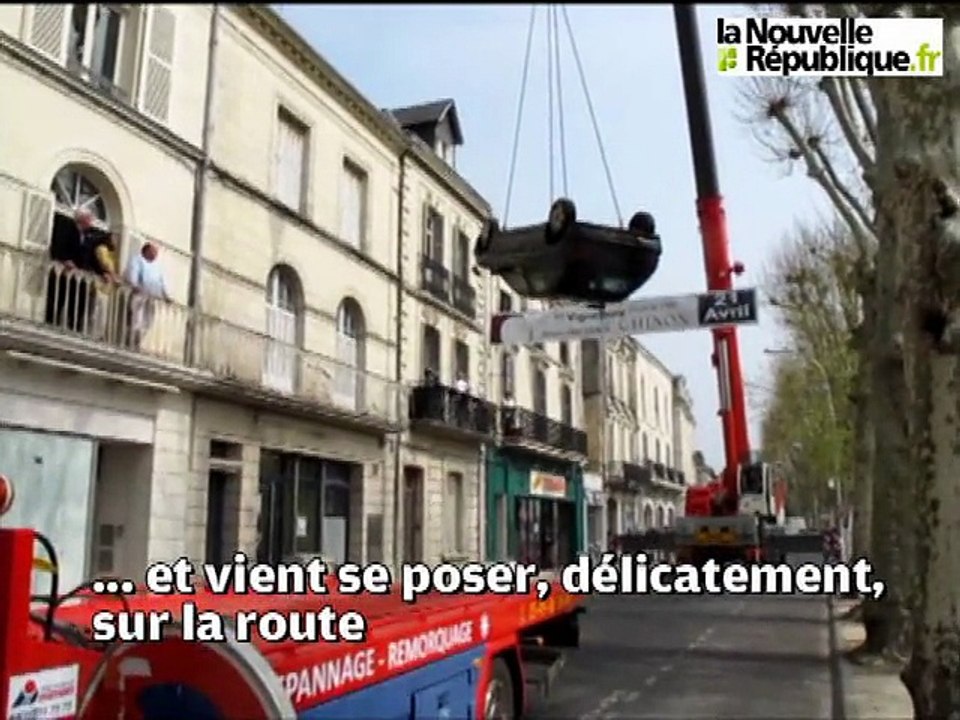 Chinon : une voiture sortie de la Vienne