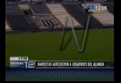 Alianza Lima: Hinchas de Comando Sur agredieron a futbolistas y Guillermo Sanguinetti renunció