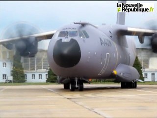 L'Airbus militaire A400M se pose à Orléans-Bricy