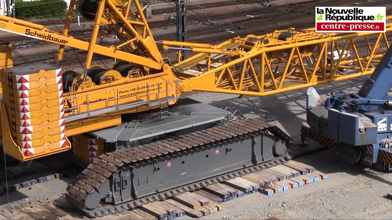 Installation de la grue qui va déposer la passerelle des Rocs