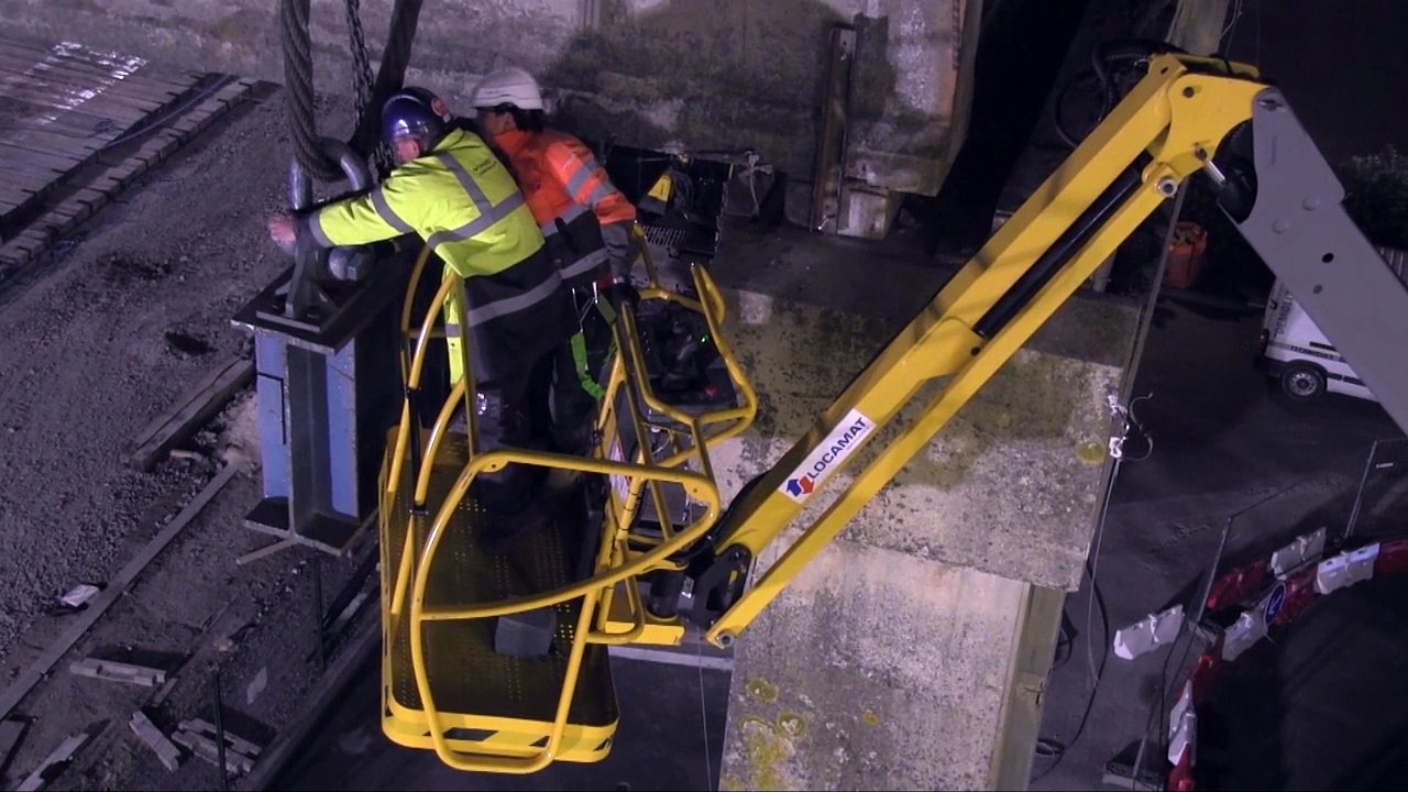 Dépose  de la passerelle des Rocs dans la nuit du 18 au 19 mai
