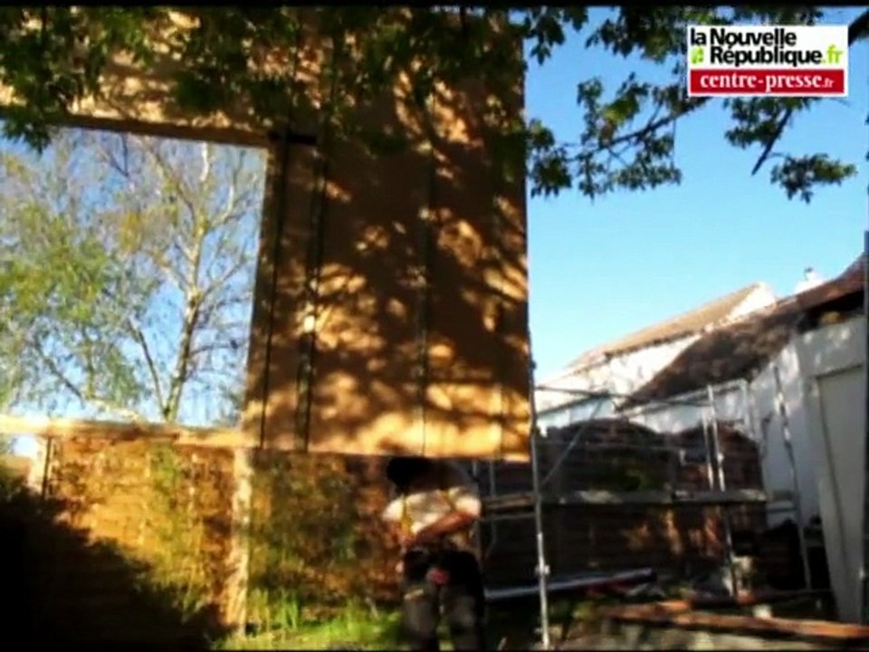 VIDEO. Elévation spectaculaire d'une extension bois à Migné-Auxances