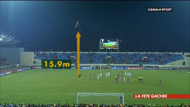 un hélicoptère survole les tribunes après l'interruption du match entre le Ghana et la Guinée équatoriale