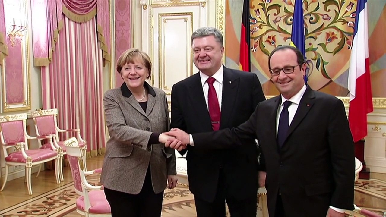 Hollande e Merkel visitam Kiev