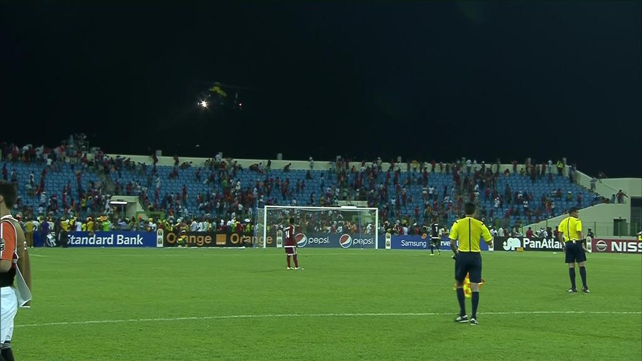 Ghana - Guinée : Un hélicoptère fait fuir des supporters (05 02 2015)