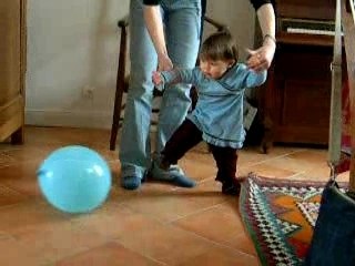 je joue au balon avec papy...