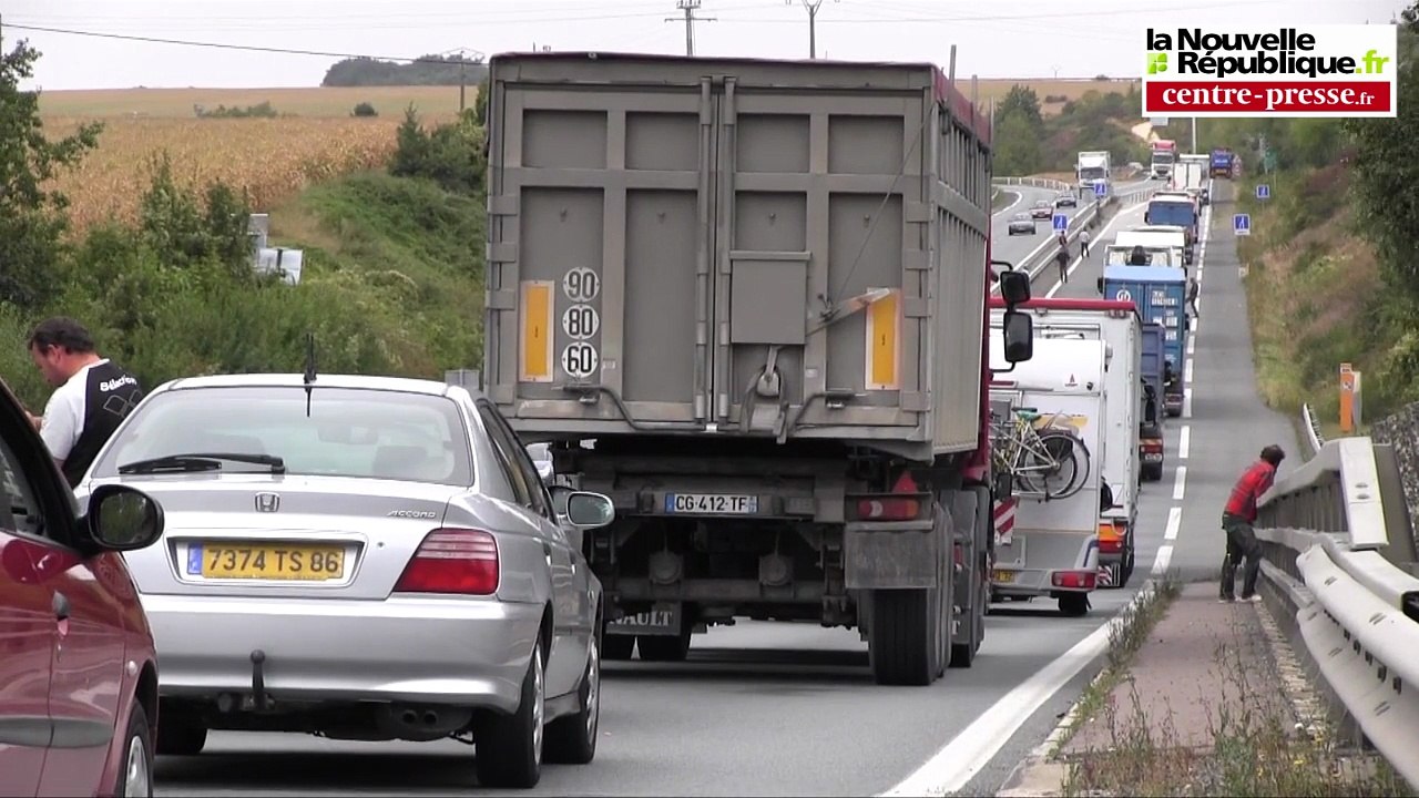 VIDEO. Un convoi exceptionnel bloque la RN 147