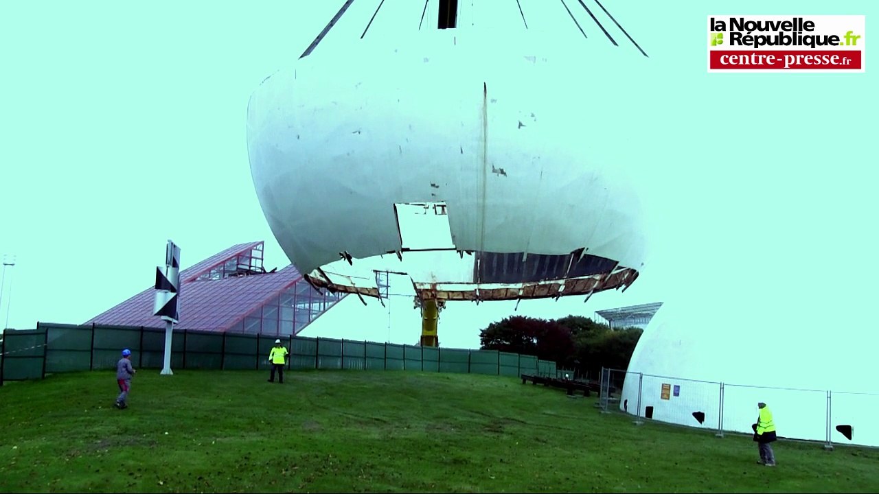 VIDEO. Futuroscope : enlèvement de la seconde partie de la boule du pavillon du Futuroscope