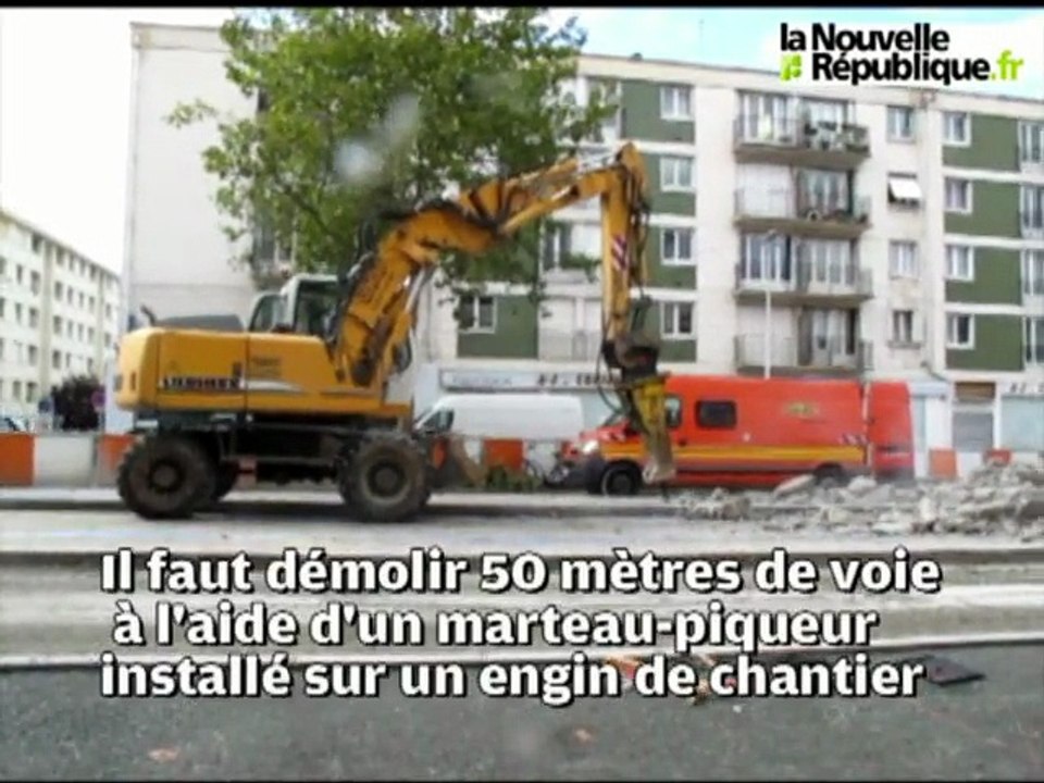 VIDEO. Tours : 50 mètres de voie du tramway démolis avenue de Grammont
