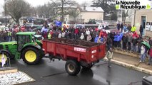 VIDEO : Les agriculteurs manifestent déversent du fumier devant la permanence du député à Melle