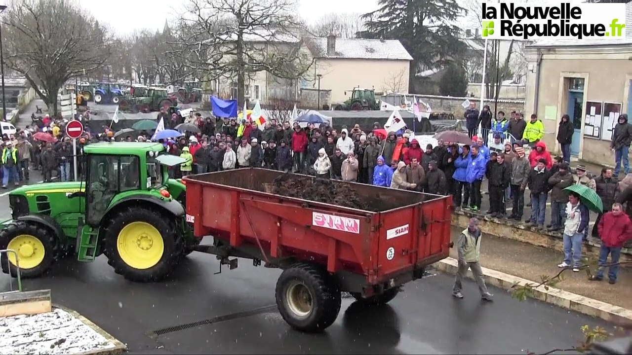 VIDEO : Les agriculteurs manifestent déversent du fumier devant la permanence du député à Melle