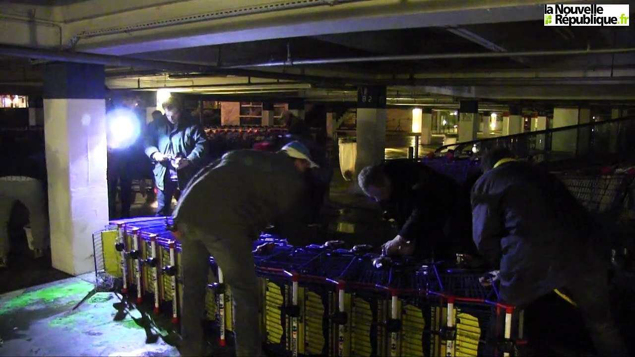 VIDEO. Nouvelle poussée de colère des éleveurs laitiers des Deux-Sèvres