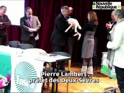 VIDEO. Parthenay - Les cadeaux symboliques de la FNSEA au préfet des Deux-Sèvres