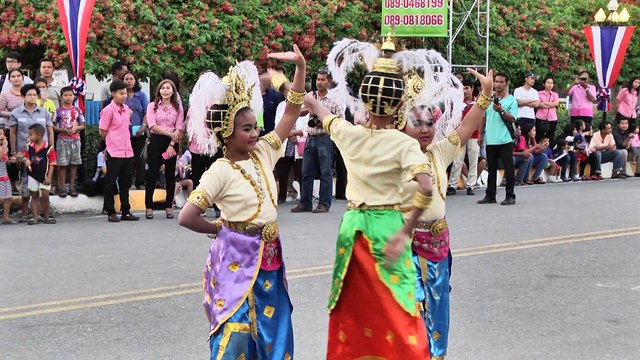 ขบวนแห่ศิลปวัฒนธรรมประเพณีในงาน ”สดุดีวีรชนค่ายบางระจัน” 2558