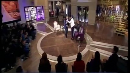 طفل بيعاكس منى الشاذلي ويضحك لها على الهواء